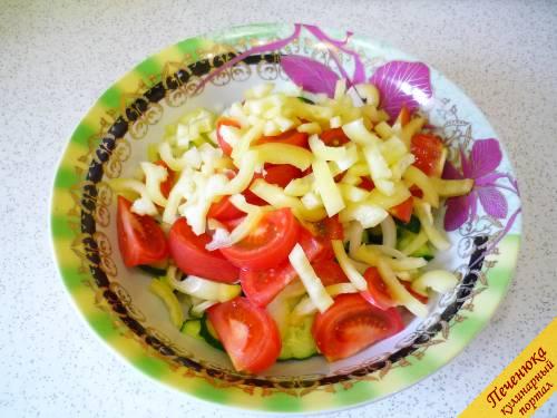 4) Перец болгарский моем, на две части режем, семена удаляем. Мякоть соломкой измельчаем. В салатник ссыпаем. 