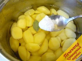 2) Как варить пюре? Заливаем картошку водой так, чтобы только покрыть ее. Солим и добавляем лавровый листочек. Ставим на огонь. Варим картошку до полной готовности. 