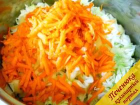 4) Морковка чистится и шинкуется или трется на терке. Я использовала крупную терку. Пересыпаем морковку к остальным нарезанным овощам. 