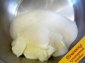 2) Пока желатин остывает, займемся взбиванием сметаны с сахаром. Взбиваем миксером до пышной массы (около трех минут на высокой скорости). 
