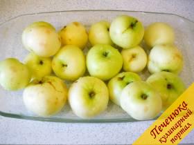 1) Моем яблоки и складываем в жаропрочную форму. Ставим в духовку запекаться. 