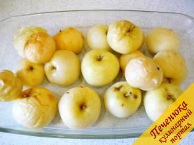 2) Запеченные яблочки чистим от серединки и хвостиков, мякоть отправляем в комбайн/блендер. 