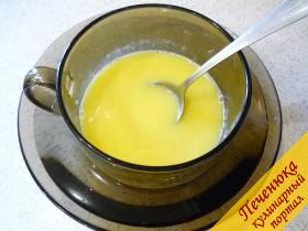 5) Загустевшую массу нужно остудить, для этого можно поместить ее в емкость с холодной водой. По вкусу молочно-желтковая масса напоминает сгущенное молоко. 