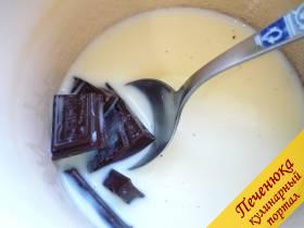 1) Как делать мороженое? Сначала молоко наливаем в кастрюльку или эмалированную кружку, добавляем кусочки шоколадки и сахар. Ставим на огонь и доводим до кипения. 