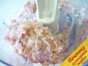2) Мясо измельчаю посредством кухонного комбайна. Добавляю нарезанный очень мелко лук, перец молотый и соль. 