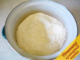 1) Как приготовить пахлаву? Начинаем с теста. Мука всыпается в кастрюлю или большую миску, добавляется соль и сахар. 