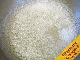 3) Как сделать карамель из сахара? Сначала варим, постоянно помешивая, сахарный сироп. Выключаем огонь тогда, когда сахар полностью растворится, а сам сироп приобретет легкий кремовый оттенок. 