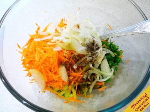4) Лук репчатый очень тонко соломкой нарезаем. Морковку моем, чистим, на терке корейской трем и также добавляем в салатник. Добавляем все специи и укус. Перемешиваем.  