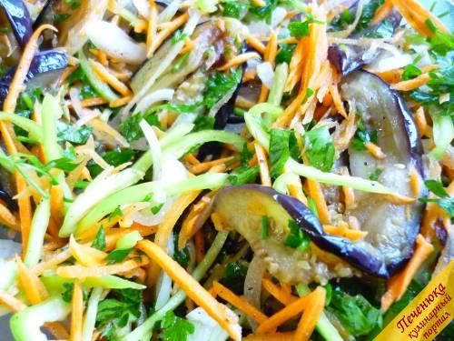 5) Баклажаны по-корейски с морковью готовы. Дайте салату настояться, добавьте кунжут и масло растительное по желанию. Можно сразу много салата приготовить и хранить в холодильнике до трех дней, но не дольше. 
