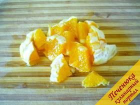 1) Апельсин нужно почистить, белые пленки снять, нарезать мякоть кубиками. 