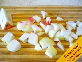 3) Яблоко моем, нарезаем кубиками мелко, а серединку выбрасываем. 