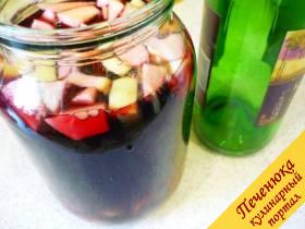 5) Откупориваем бутылку сухого красного вина. Переливаем его в банку к фруктам. Добавляем к вину стопку коньяка или любого имеющегося в наличии ликера. 