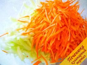 2) Морковь моем. Чистим. Трем ее на терку для корейской морковки. Пересыпаем натертую морковь в салатник к кабачкам. 