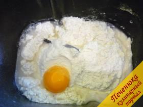 1) Готовим тесто для хинкали. Смешиваем муку, комнатной температуры воду, яйцо и соль. Я замешиваю в хлебопечке. 