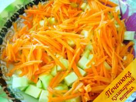 2) Сырую морковь моем и чистим, трем на терке для нарезания овощей по корейски. Добавляем к кабачкам. Перемешиваем.