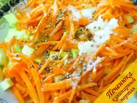 3) Измельчаем мелко чищенный чеснок (я давила через пресс), добавляем в салатник. Сюда же всыпаем сахар, соль, перец красный молотый и кориандр. Можно использовать готовые специи для корейской морковки. Перемешиваем салат.