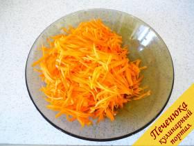 1) Начнем приготовление овощей по-корейски: моем морковь сырую, измельчаем ее специальной теркой и полученную тонкую морковную 