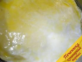 7) На противень смазанный маслом выкладываем первый слой - раскатанное тесто. Маслом сливочным топленым смазываем. 