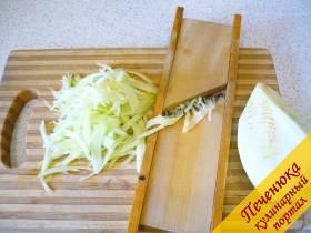 1) Кабачки свежие нужно помыть и кожицу тонко ножом снять. Для этого рецепта маринованных кабачков по-корейски желательно использовать среднего размера кабачки, те, в которых нет крупных семечек. Очищенные кабачки трем на терке для корейской морковки. 
