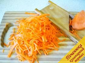 2) Морковку сырую моем и чистим. Можно не чистить, лишь промыть с кухонной губкой. Трем морковку на терке для корейской нарезки. Перекладываем в кастрюлю или глубокий салатник тертую морковь к тертым кабачкам. 