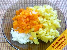 3) Морковку сваренную очищаем от шкурки и также кубиками режем. Для того чтобы овощи все одинаково нарезать, я использую сеточку. Добавляем морковь к луку и картошке. 