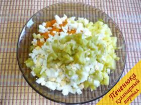 5) Теперь нарезаем соленые (маринованные) или же свежие огурчики. Нарезаем мелко, чтобы кусочки в салате были одинаковые. Пересыпаем в салатник. 