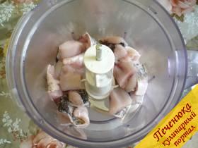 2) Снимаем филе и пропускаем его через мясорубку или измельчаем в кухонном комбайне. На выходе должен получиться однородный фарш. 