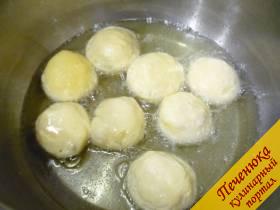 4) Масло рафинированное наливаем в кастрюлю. Греем. В кипящее масло отправляем небольшими порциями пончики и жарим. 
