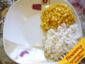 2) Консервированную кукурузу (без жидкости) также насыпаем рядом с рисом. По объему всех ингредиентов салата должно быть примерно поровну. Просто ориентируйтесь, насыпая на глаз. 