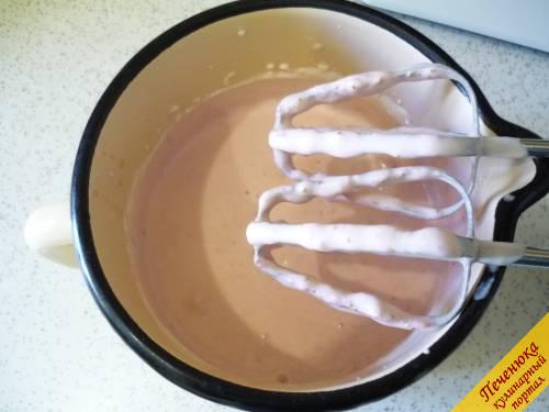 5) Мороженая масса готова. Пробуем ее на сахар, можно еще ягод добавить, если вам кажется, что их маловато. 