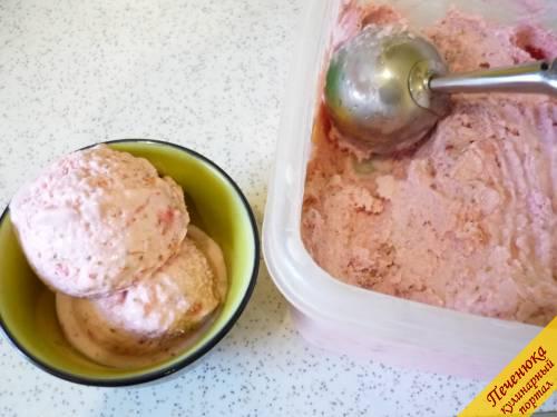 7) Спустя какое-то время (зависит от морозилки) домашнее мороженое застывает. Накладываем его круглой ложкой и подаем. Угощайтесь! Это очень вкусно! 