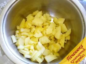 2) Чистим от кожуры картошку. Нарезаем ее мелкими или средними кубиками. Пересыпаем нарезанную картошку в кастрюлю. 