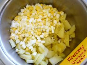 3) Очищаем яйца и нарезаем их примерно такими же кубиками, как и картошку. Пересыпаем яйца в кастрюлю. 