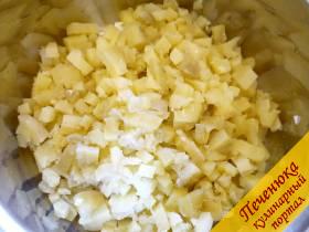 2) Картошку отвариваем в шкурке. Охлаждаем и снимаем шкурку. Нарезаем сваренный картофель такими же кубиками, как и яйца. Пересыпаем кусочки картошки в кастрюлю. 