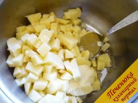 2) Теперь займемся картошкой. Чистим ее и нарезаем кубиками средней величины. Пересыпаем картофельные кубики в кастрюлю к луку. 