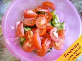 2) Помидоры желательно нарезать сегментами, не кубиками. Если очень маленькие помидоры, например черри, то тогда можно разрезать на две - четыре части. Пересыпаем нарезанные помидоры в салатник. 