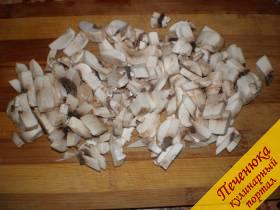 1) Сначала необходимо приготовить бульон или, если желаете готовить просто на воде, то закипятить 1,5-2 литра воды. Пока будет готовиться бульон, нужно нарезать мелко шампиньоны. На горячую сковороду выложить масло, растопить и добавить нарезанные грибы.
