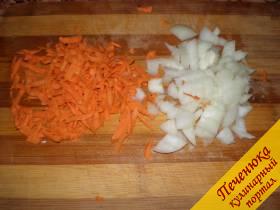 4) Пока будут тушиться шампиньоны, необходимо нарезать 1 луковицу кубиками и натереть 1 морковь на крупной терке.