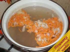 5) Лук и морковь следует добавить к кипящему бульону.