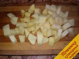 6) Затем нарезать картофель крупными кубиками. Добавить в бульон. Проварить 5-7 минут.