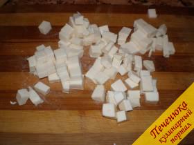 9) Нарезать плавленый сыр кубиками.