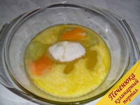 2) В специальной посуде для микроволновки растопить маргарин, добавить сахар, яйца и тщательно перемешать.