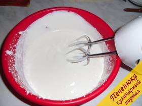 6) Пока готовиться манник, сделать крем для него. Для этого сметану нужно взбить с сахаром.