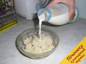1) Хлеб замочить в молоке и оставить в таком виде на 10 минут.