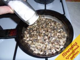 2) В сковороду налить подсолнечное масло, разогреть и отправить туда грибы. Немного посолить и поперчить. Жарить на маленьком огне под крышкой.