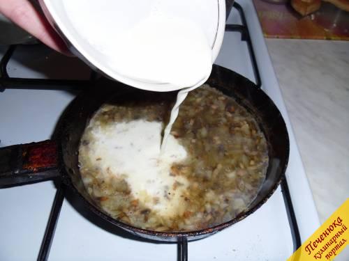 6) Молочно-мучную смесь отправить в сковороду к грибам и тушить под крышкой 10-15 минут.