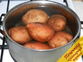 2) Залить холодной водой так, чтобы она полностью покрыла картошку.