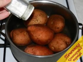 3) Картошку посолить. Это нужно не только для того, чтобы она не получилась пресной. Это предотвратит картошку от растрескивания в процессе варки и она получится целенькой и красивой.