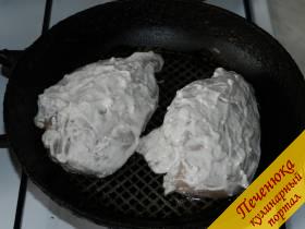 5) Сковороду или другую форму, которая подходит для запекания в духовке, смазать растительным маслом. Выложить куриные грудки. Чтобы мясо не получилось сухим, в сковороду налить немного воды и при выпекании форму накрыть крышкой или фольгой. Поставить в духовку, разогретую до 200 градусов и выпекать около 30 минут.
