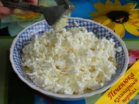 4) В тарелку с яйцами и сыром выдавить чеснок.